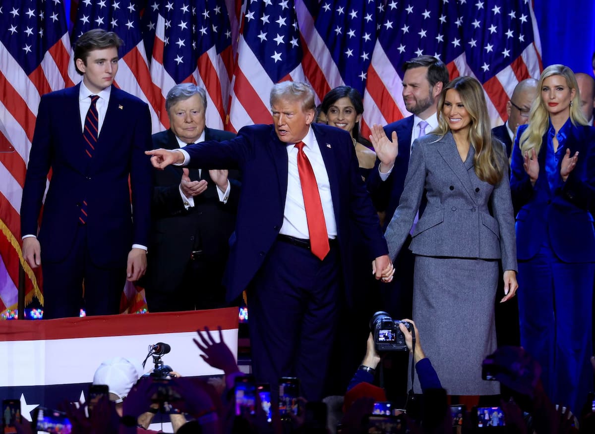 West Palm Beach (United States), 06/11/2024.- Republican presidential candidate Donald J. Trump (C), joined on stage by his wife Melania Trump and their son Barron Trump (L), addresses supporters at the Election Night watch party in the West Palm Beach Convention Center in West Palm Beach, Florida, USA, 06 November 2024. (Elecciones) EFE/EPA/CRISTOBAL HERRERA-ULASHKEVICH