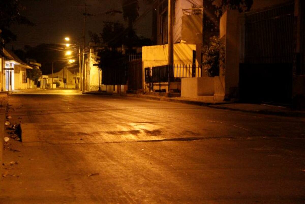 Desde hace varios meses los colores amarillo y negro, se han borrado de estos reductores de velocidad, por lo que ahora se confunden con el pavimento. Nayib Gaviria Amador