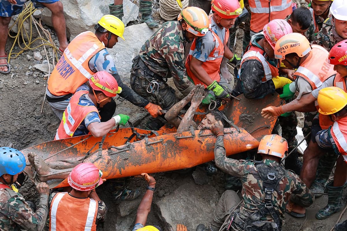 Rescate de uno de los dos trabajadores que permanecían atrapados en un túnel. // Foto: EFE/ Ejército de Nepal