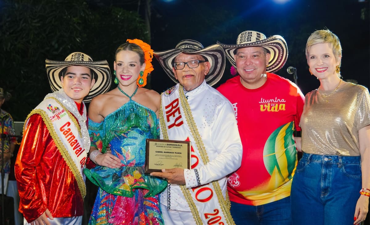 El secretario de Cultura Juan Carlos Ospino entregó una placa de honor a Gabriel Marriaga, como exaltación a su labor por el rescate de la Rueda de Cumbia.//Cortesía.