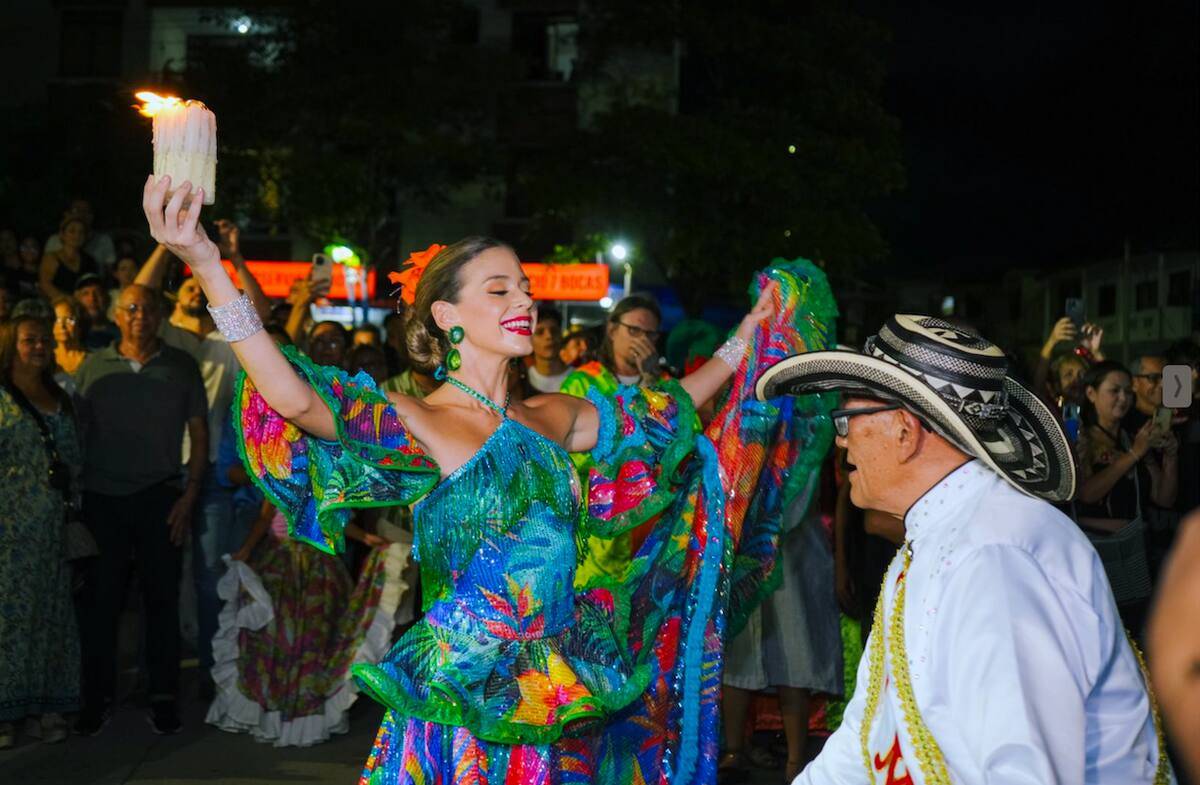Los reyes del Carnaval de Barranquilla 2025, Tatiana Angulo Fernández De Castro y Gabriel Marriaga, estuvieron el barrio Siete Bocas celebrando la Rueda de Cumbia.//Cortesía.