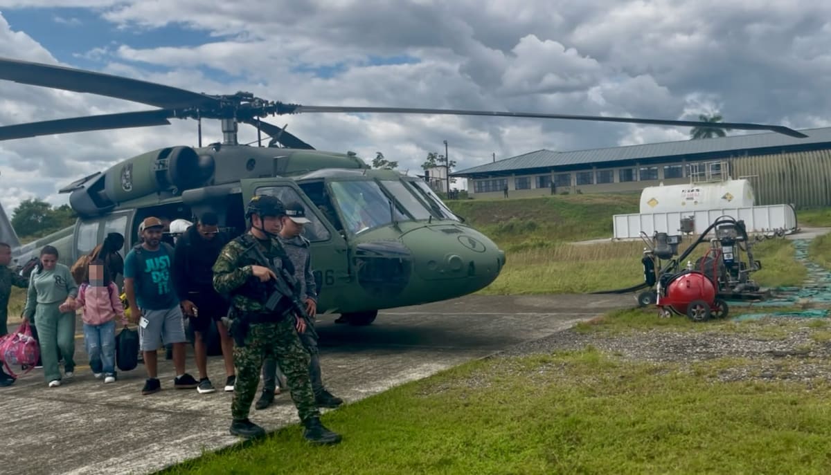 Las personas se movilizaban en dos buses cuando los guerrilleros se atravesaron en la vía y los retuvieron. // Foto: Ejército - Colprensa
