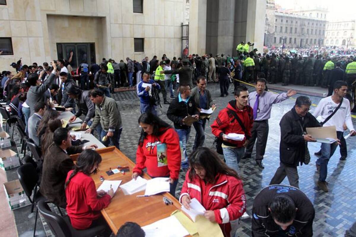 Las filas se extendieron por toda la Plaza de Bolívar, frente al Palacio de Justicia. COLPRENSA