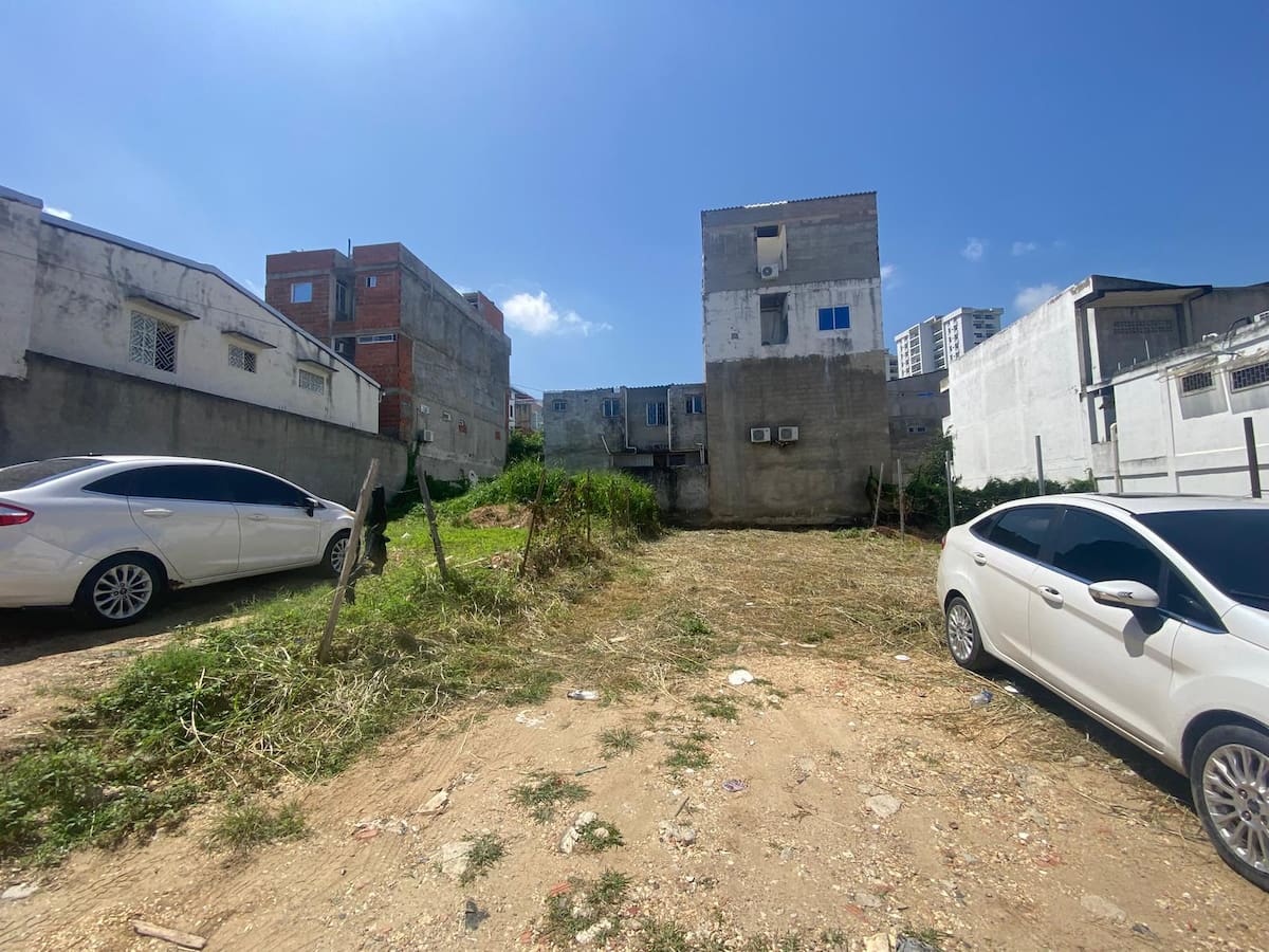 Residentes aseguran que en estos lotes podría funcionar un parque infantil. // Foto: cortesía