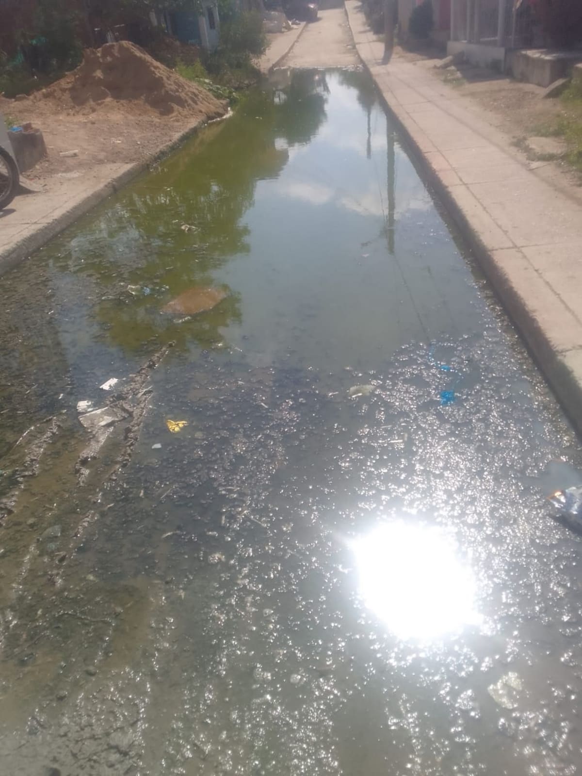 Residentes denuncian que la problemática de aguas residuales en el barrio El Bolsillo lleva años. // Foto: cortesía - Hilda Rosa Ramírez.