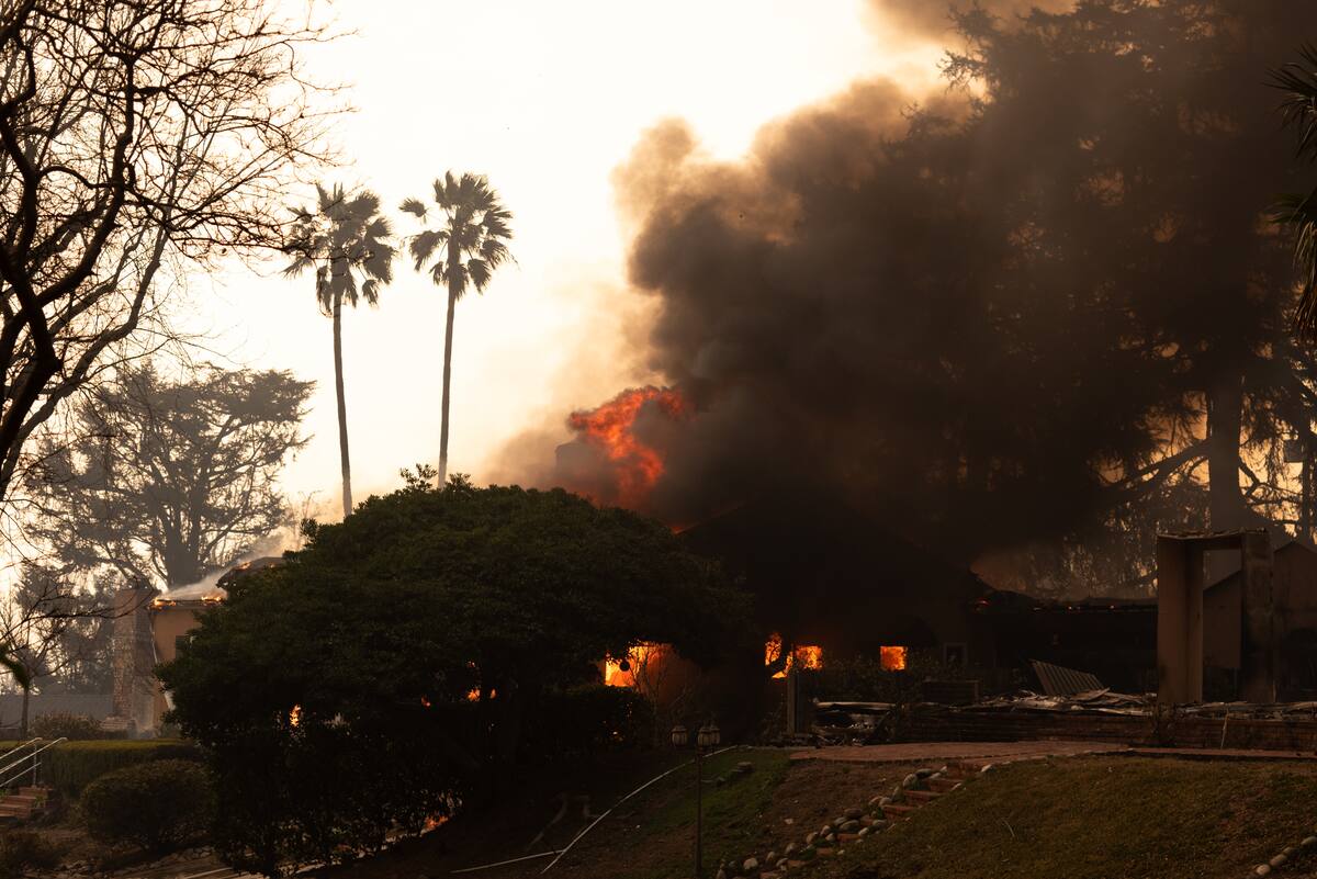 Fotografía de una casa en llamas este miércoles, en Altadena, California (Estados Unidos). //EFE