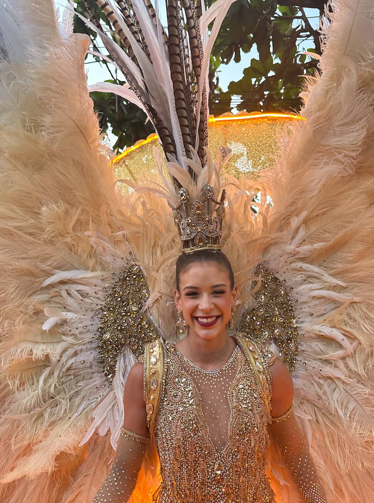 La Reina del carnaval de Barranquilla, Tatiana Angulo Fernández De Castro, luciendo el vestido ‘Resplandor del Carnaval’, en la Noche de Guacherna 2025.//Juan M. Cantillo-El Universal.