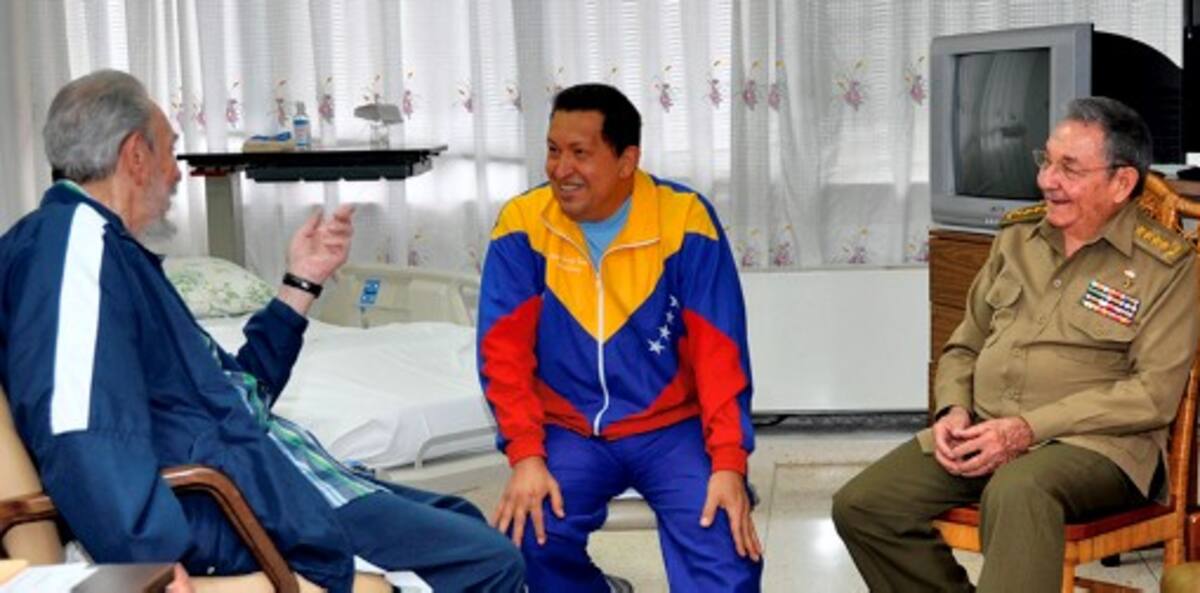 En el “fraternal encuentro” se ve al mandatario venezolano, Hugo Chávez, sonriente junto a sus visitantes, el líder cubano, Fidel Castro y su hermano, el presidente, Raúl Castro. AFP