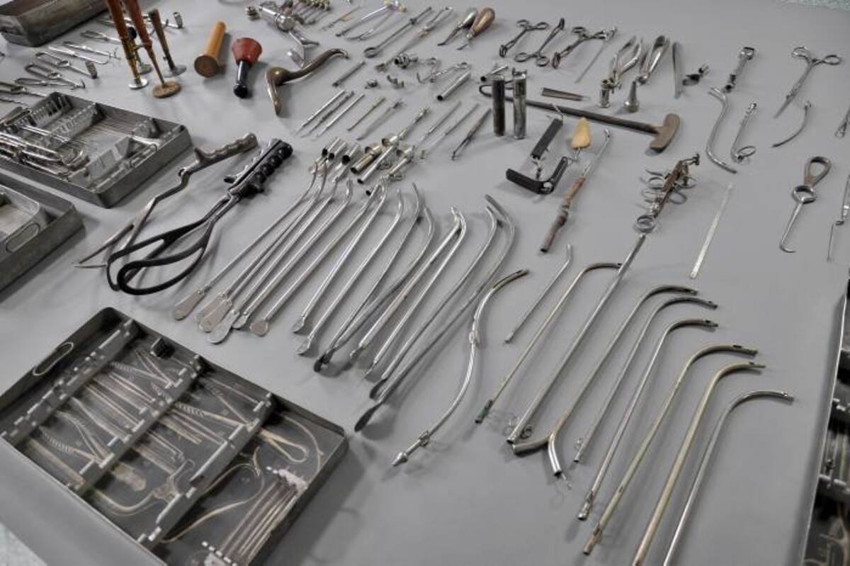 Herramientas ginecológicas que se usaban en el campo de concentración y exterminio de Auschwitz. AFP AUSCHWITZ MUSEUM
