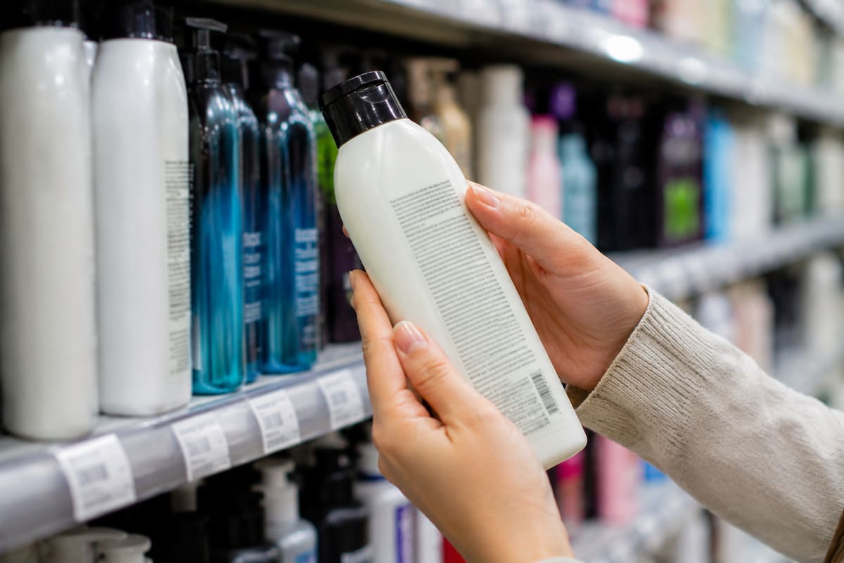 Retiran un famoso shampoo tras detectar una bacteria en varios lotes. // Foto:generada con IA.