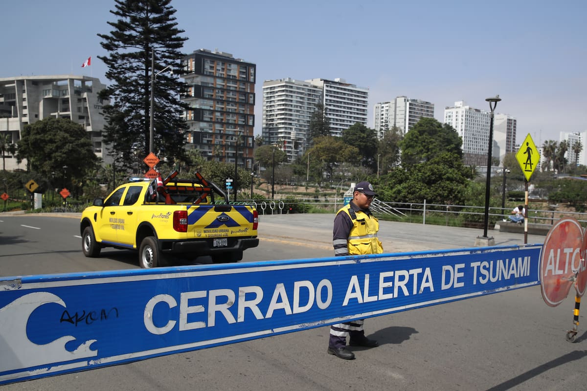 AME6427. LIMA (PERÚ), 30/07/2025.- Fotografía que muestra una vía cerrada en Costa Verde este miércoles, en Lima (Perú). La Dirección de Hidrografía y Navegación de la Marina de Guerra del Perú (DHN) retrasó en dos horas la llegada al litoral peruano del 'tren de olas' desatado tras el terremoto de magnitud 8.8 en Rusia, que activó una alerta de tsunami en Perú y generó el cierre de 65 puertos. EFE/ Paolo Aguilar