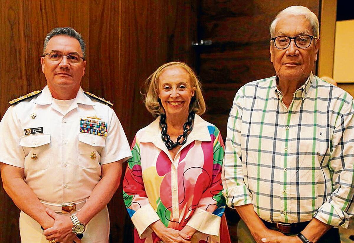 Contralmirante Carlos Oramas, Evelia González Porto y Jorge Dávila-Pestana. //Foto: El Universal.