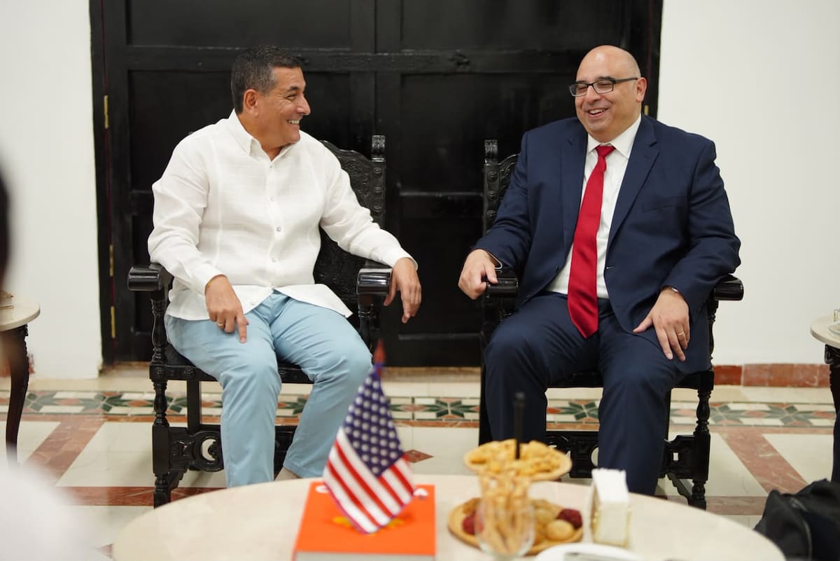 La reunión entre el alcalde de Cartagena, Dumek Turbay Paz; y el embajador (e) de Estados Unidos, Hugo Guevara; se dio para ratificar los lazos de cooperación entre la Heroica y el país norteamericano. // Foto: Cortesía - Alcaldía de Cartagena.