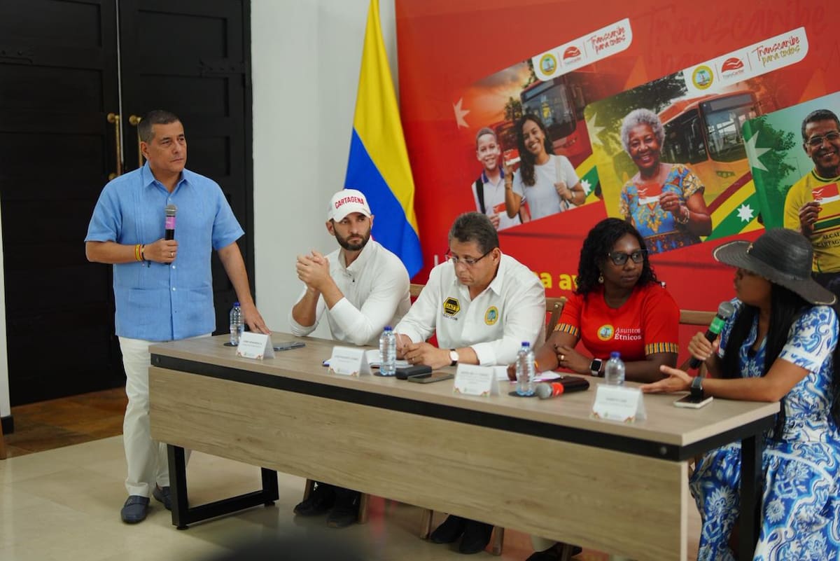 El objetivo de la reunión entre el alcalde Dumek Turbay y la comunidad de Bayunca fue de escuchar sus necesidades y avanzar en soluciones integrales que permitan fortalecer la movilidad de esta zona rural y mejorar las condiciones del gremio transportador. // Foto: Cortesía - Alcaldía de Cartagena.