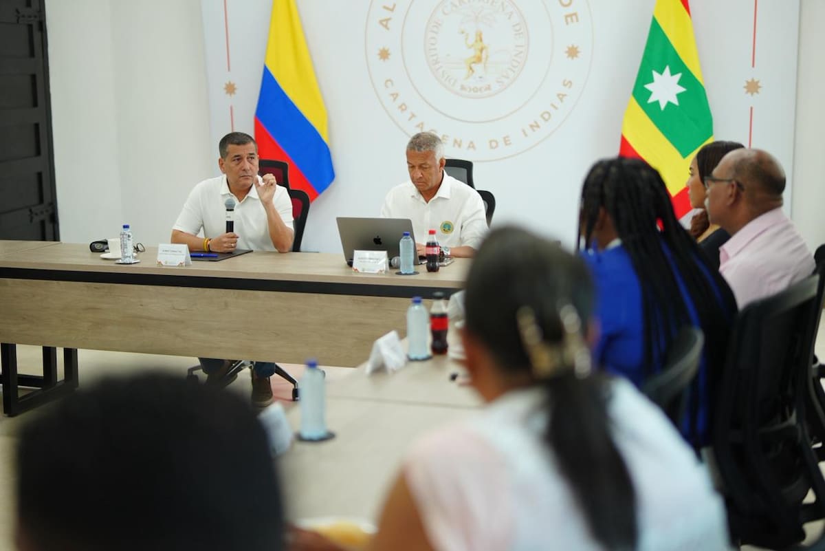 El alcalde de Cartagena, Dumek Turbay Paz, estuvo reunido con lideres de La Boquilla. // Foto: Cortesía - Alcaldía de Cartagena.