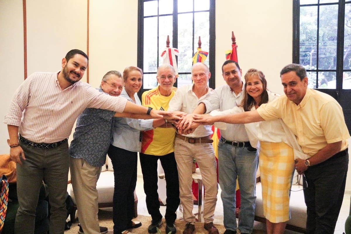 Nils Lempfert, representante la empresa alemana productora de elementos fotovoltaicos, junto al gobernador del Atlántico, Eduardo Verano De la Rosa y miembros del habite departamental.