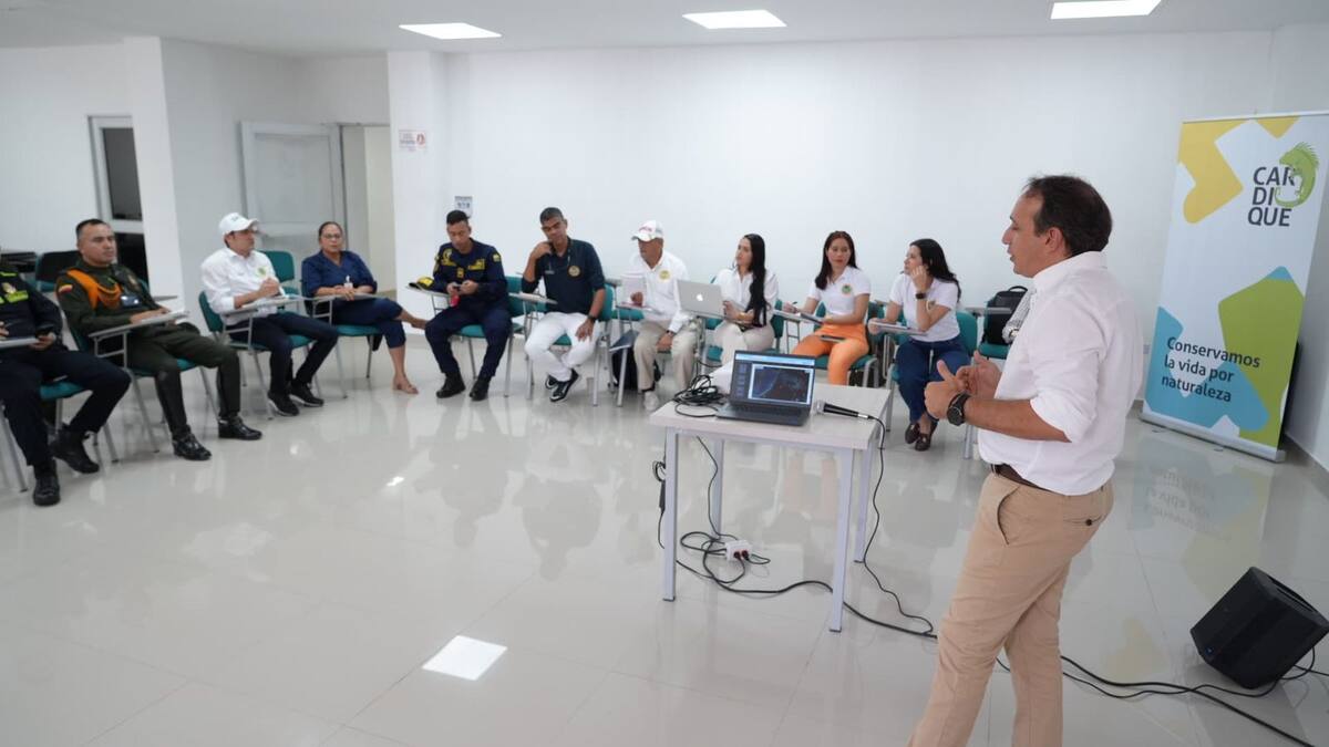 Reunión de distintas autoridades para buscar soluciones a la crisis ambiental por contaminación en Playa Blanca y la bahía de Portonaito. // Cortesía.