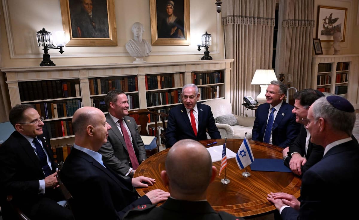 El primer ministro israelí, Benjamín Netanyahu (c), se reunió la madrugada de este martes con varios funcionarios estadounidenses en Washington. //EFE