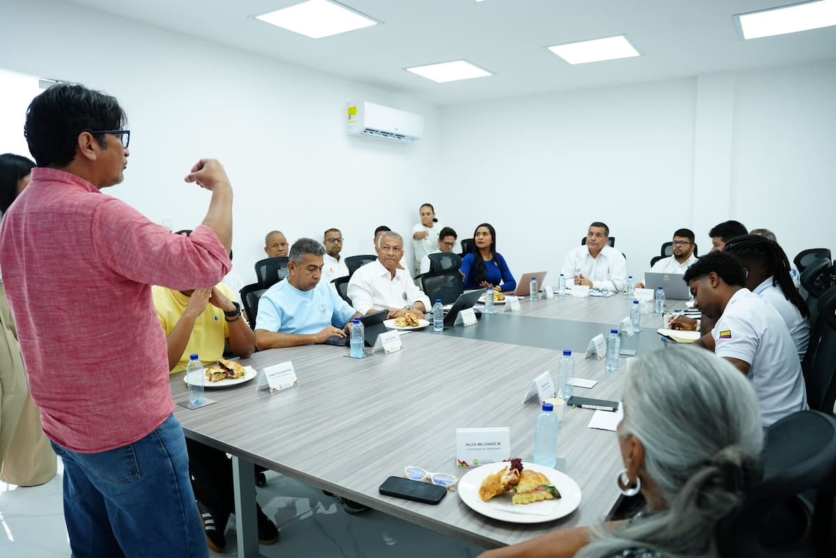 Reunión del alcalde y funcionarios del Distrito con representantes del barrio Getsemaní. // Cortesía - Alcaldía de Cartagena