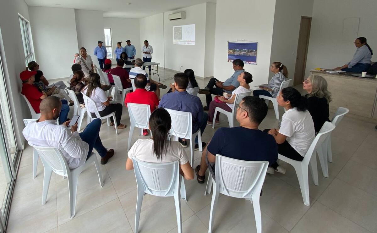 Reunión del Distrito con vecinos de Manga para la socialización de obras que se harán en dos calles del sector Viejo Dandy de ese barrio. // Cortesía Distrito