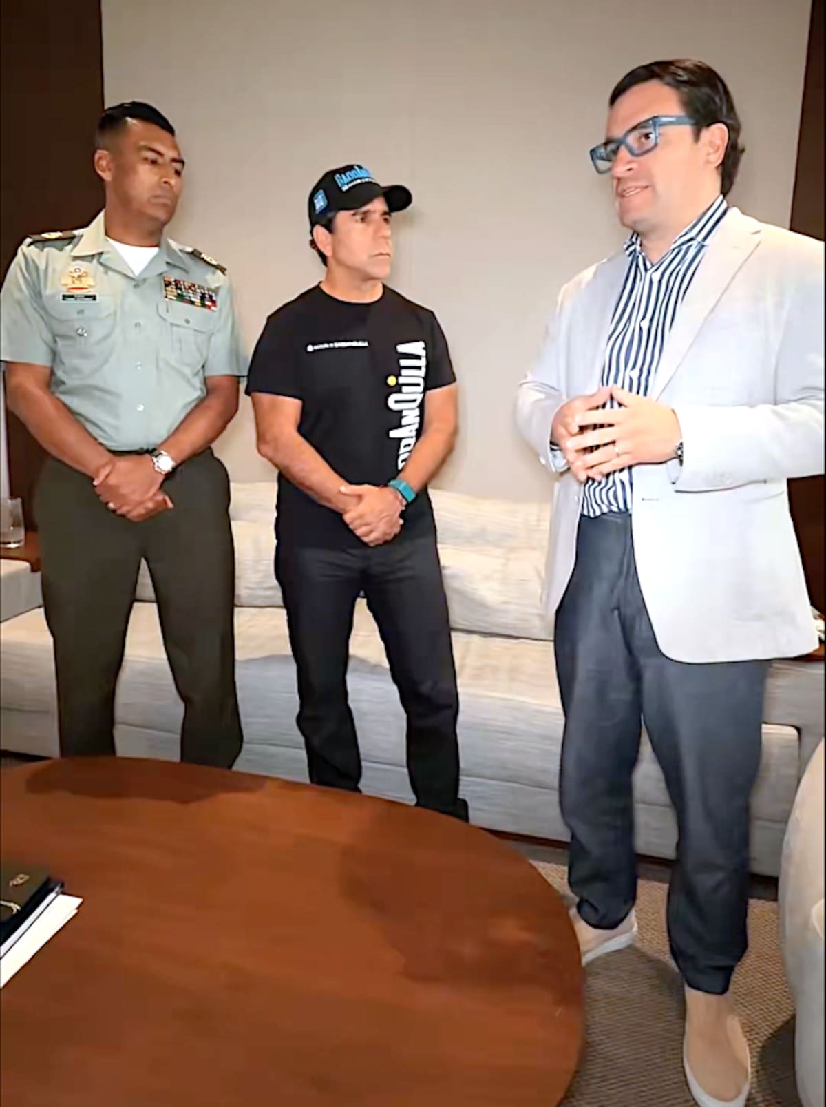 El director nacional del INPEC, Daniel Gutiérrez; Alejandro Char, alcalde de Barranquilla, e Iván Cancino, ministro de Justicia de Colombia, luego de la reunión de este viernes.// Cortesía Alcaldía de Barranquilla.