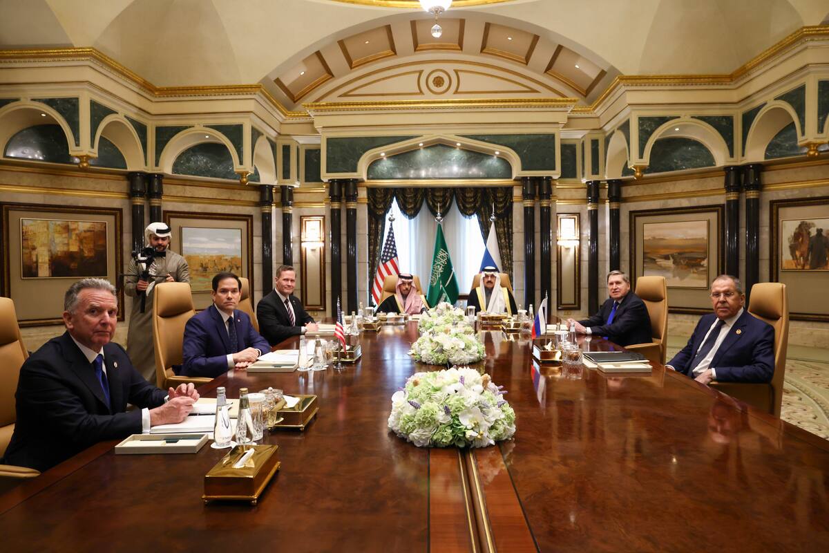 El secretario de Estado de Estados Unidos, Marco Rubio (segundo, izquierda), se reúne con el ministro saudí de Exteriores, el príncipe Faisal bin Farhan Al Saud; el asesor de Seguridad Nacional de Arabia Saudí, Mosaad bin Mohammad Al-Aiban; el asesor de Seguridad Nacional de Estados Unidos, Mike Waltz; el enviado estadounidense para Oriente Medio, Steve Witkoff; el ministro ruso de Exteriores, Sergei Lavrov (derecha), y el asesor de política exterior del presidente ruso Vladímir Putin, Yuri Ushakov, en el Palacio de Diriyah, en Riad, Arabia Saudí. //AP