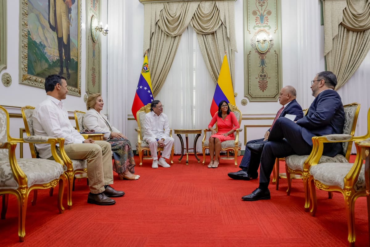 El presidente de Colombia, Gustavo Petro y la presidenta encargada de Venezuela, Delcy Rodríguez junto a sus delegaciones. //Fotos tomadas de X en @infopresidencia.
