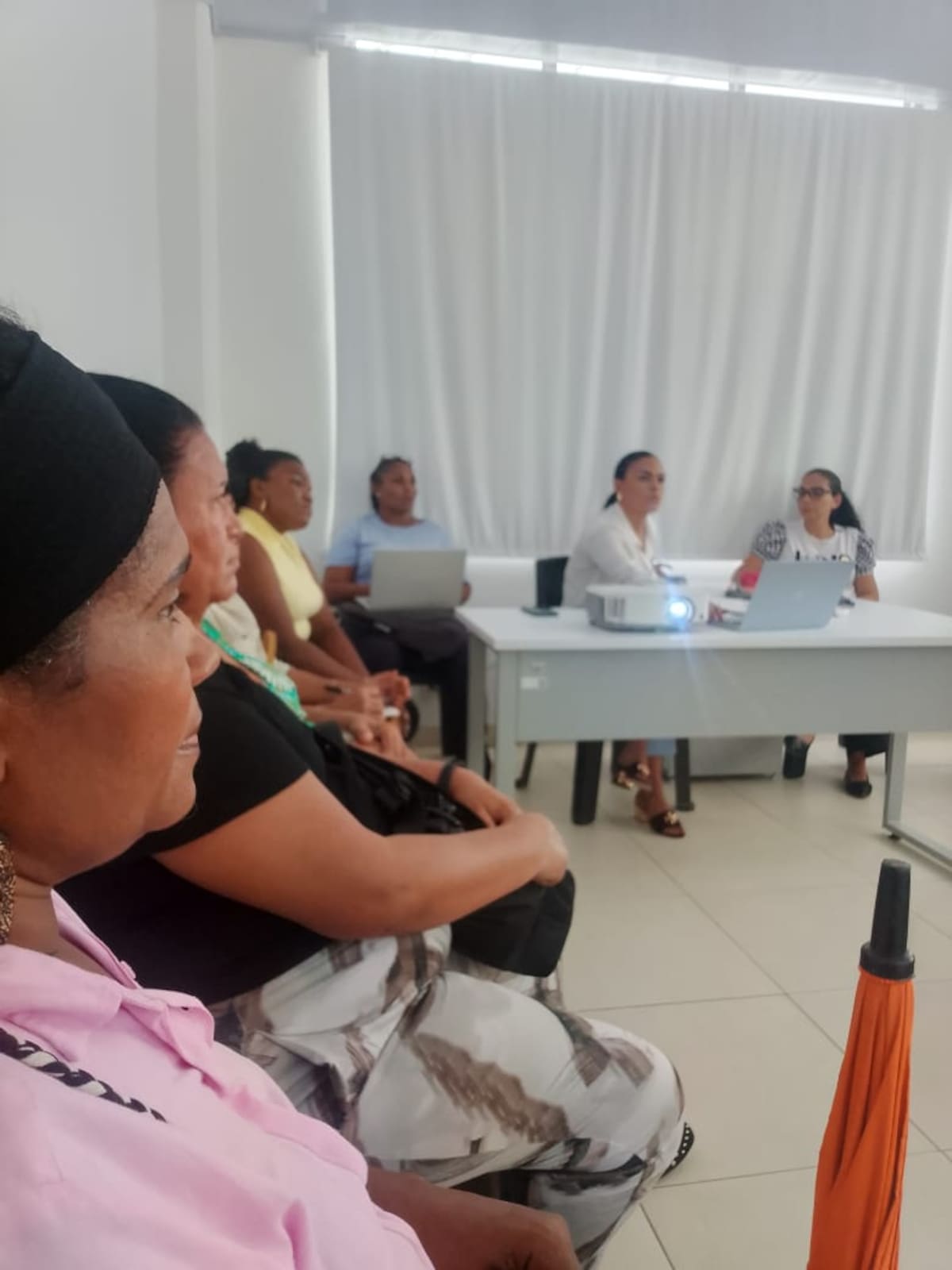 Reuniones de cuidadoras de personas con discapacidad con el Distrito. // Foto: cortesía - Asofadisc