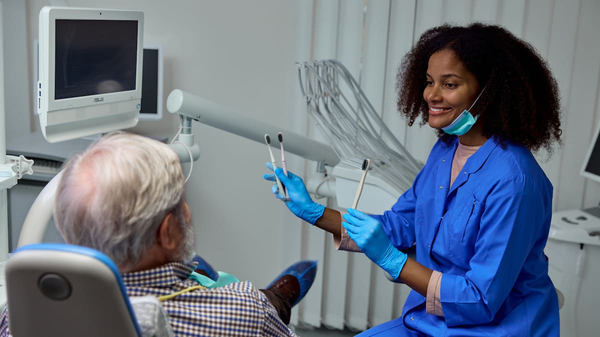 Acudir al odontólogo al sentir molestias relacionadas con la sensibilidad dental es vital para aprender qué tipo de cepillos de dientes y cremas dentales usar. //123RF.