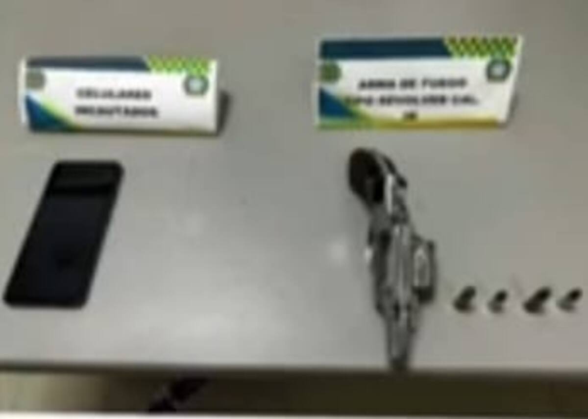 Revólver incautado y telefono celular incautados en la vía a Arjona. //Cortesía DEBOL
