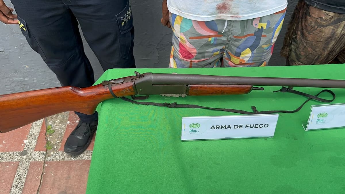 Revólver y escopeta, entre lo incautado a dos hombres en Pasacaballos.