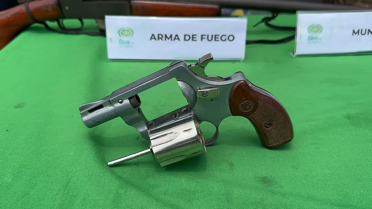 Revólver y escopeta, entre lo incautado a dos hombres en Pasacaballos.
