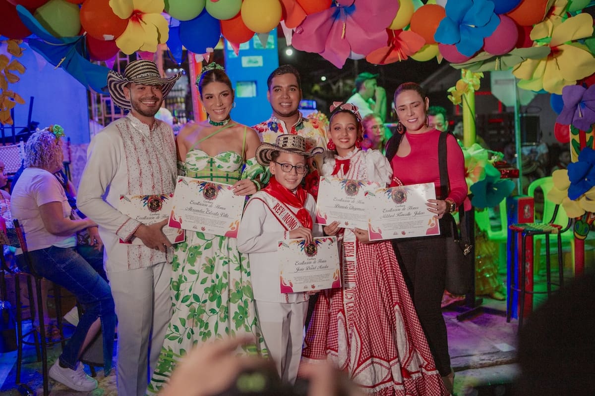 Alexsandra Estarita Villa, Reina del Carnaval de La 44, junto al Rey Momo, Juan Gabriel Rivera, y los Reyes Infantiles, Daniela Chapman y Jesús Maestre. //Cortesía.