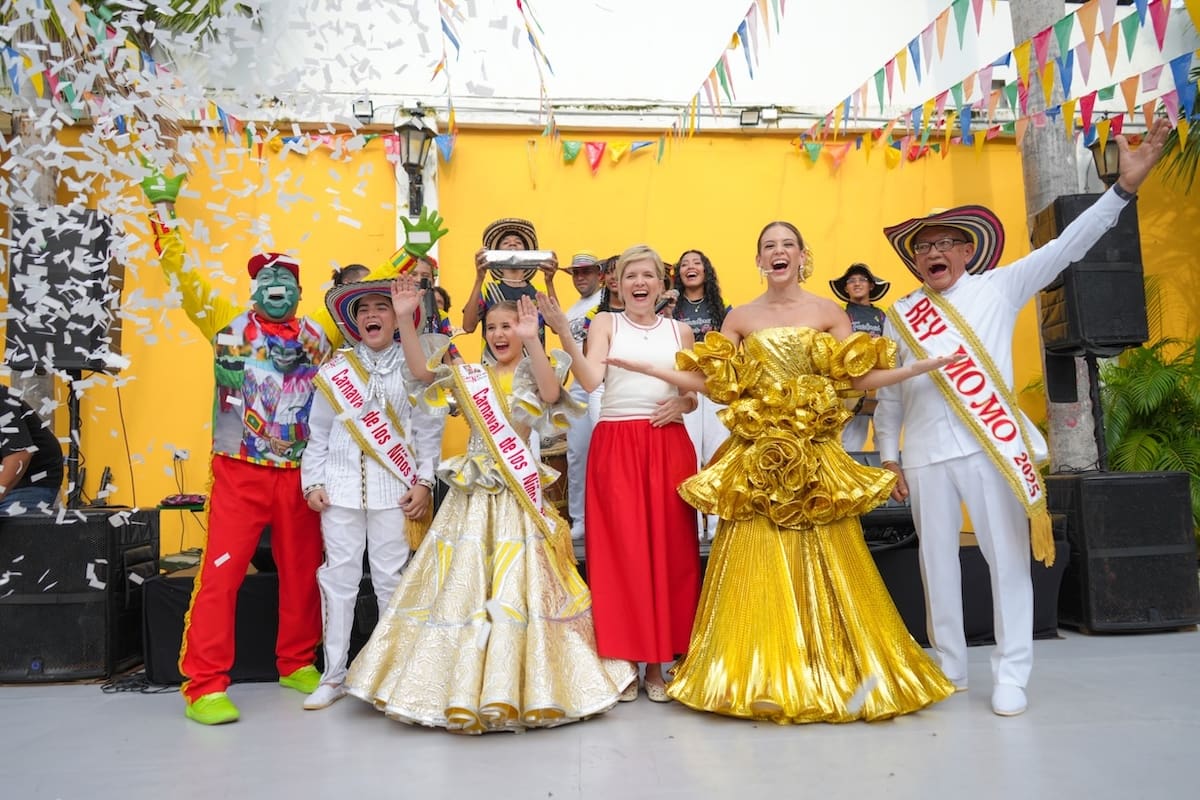Los reyes del Carnaval de Barranquilla 2025, durante el acto que se celebró este lunes 7 de octubre en La Casa del Carnaval.//Cortesía.