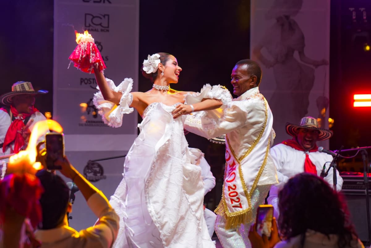 Los Reyes del Carnaval de Barranquilla 2027, Salwa Maloof Habib y Abraham Cáceres, mostraron sus dotes de bailarines en la cena gastronómica organizada por Dîner en Blanc Cartagena.//Cortesía Carnaval SAS.