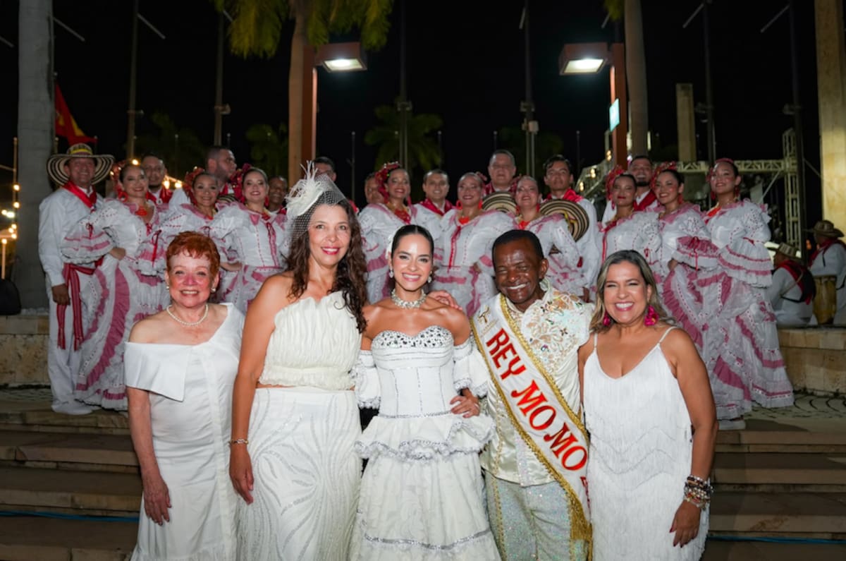Los Reyes del Carnaval de Barranquilla estuvieron acompañados por bailarines de la Cumbiamba La Misma Vaina, músicos tradicionales y la directora de Carnaval de Barranquilla SAS, Diana Acosta.//Cortesía Carnaval SAS.