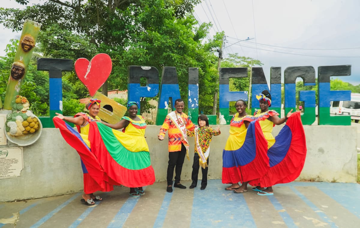 Abraham Cáceres y Pedrito Fandiño, reyes momos del Carnaval de Barranquilla 2027, durante su visita a San Basilio de Palenque, donde fueron invitados al Festival de Tambores y Expresiones Culturales.//Cortesía Carnaval de Barranquilla.