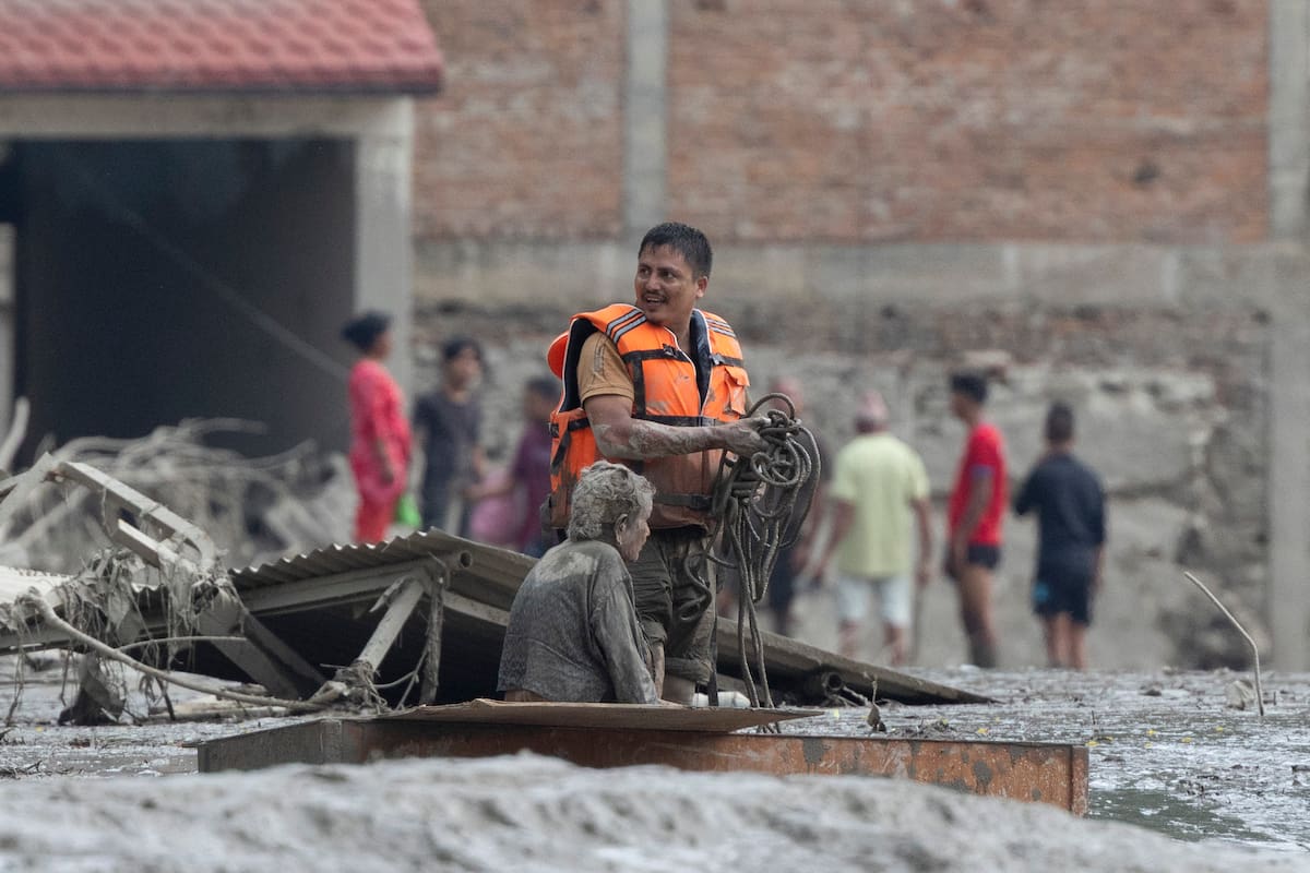 Sobrevivientes revelan cómo resistieron ocho horas bajo tierra en Nepal