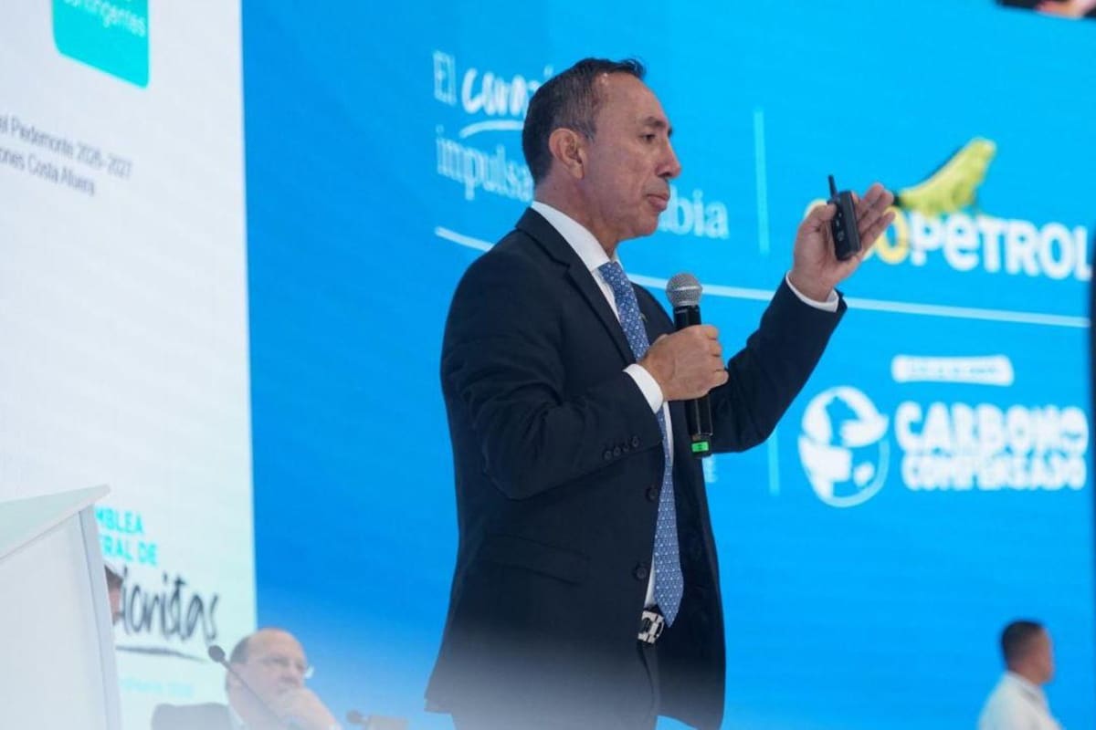 Abuchean a Ricardo Roa, presidente de Ecopetrol, en plena asamblea