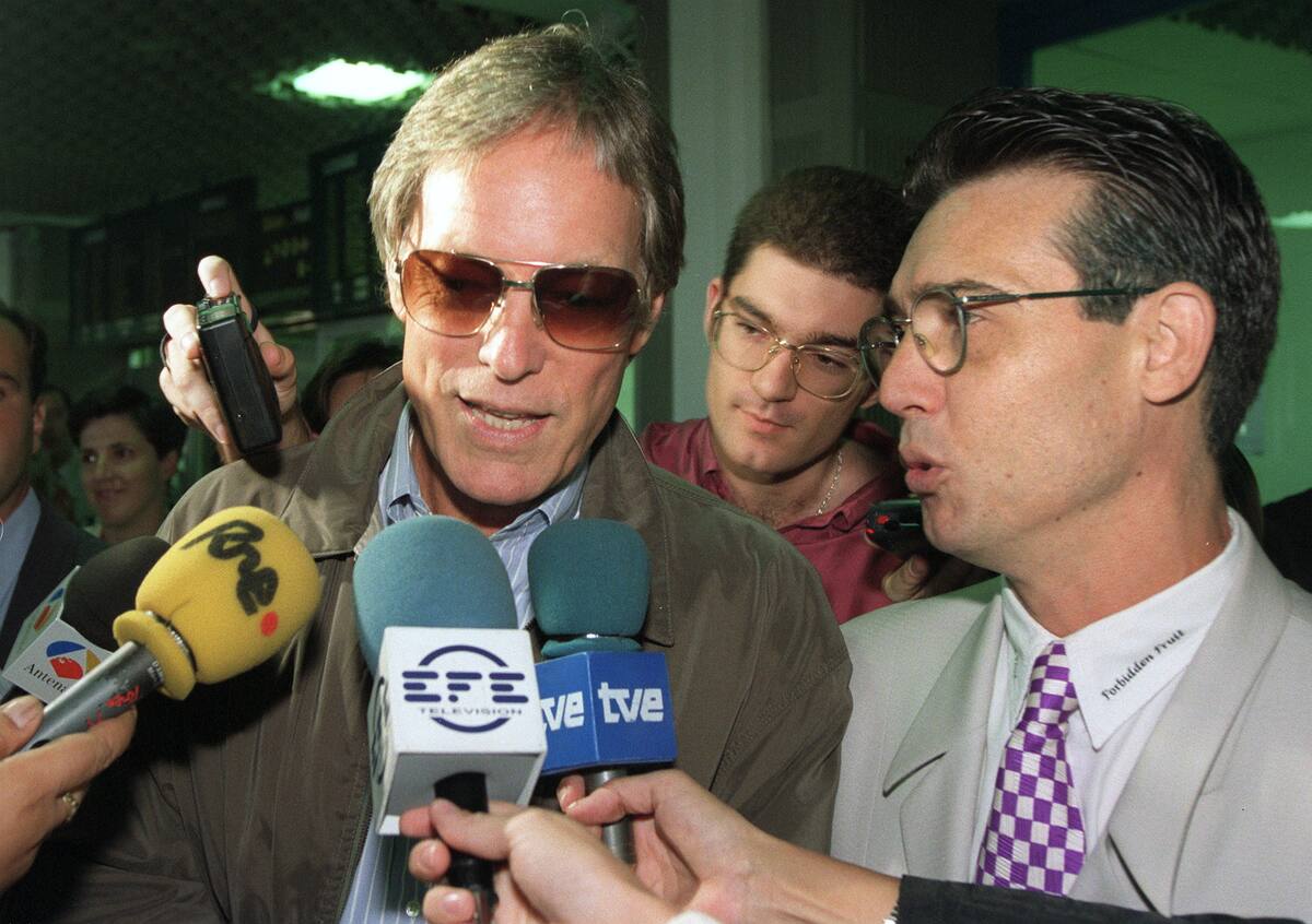Richard Chamberlain hablando con la prensa, en el aeropuerto de Valencia (España). EFE/ Archivo.