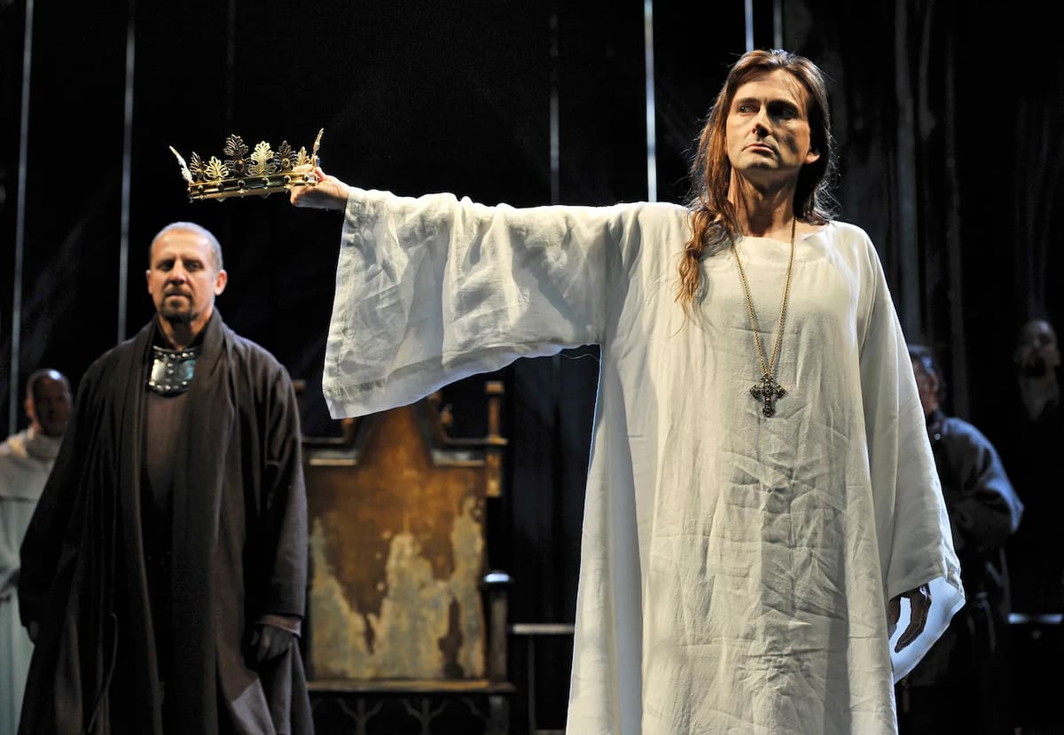 Richard II (David Tennant) entrega su corona a Henry Bollingbroke (Nigel Lindsay).
