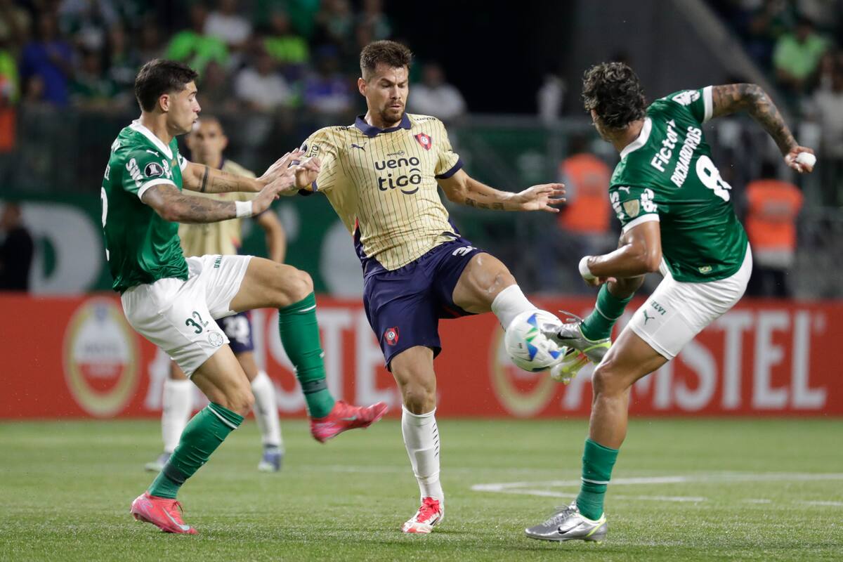 Richard Ríos (d) de Palmeiras disputa un balón con Gastón Giménez (c) de Cerro en un partido de la fase de grupos de la Copa Libertadores. //EFE
