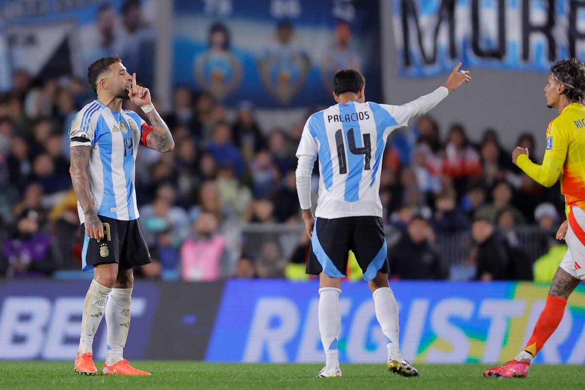 Nicolás Otamendi y Richard Ríos tuvieron varios cruces durante el partido entre Argentina y Colombia. //Foto, EFE: Juan Ignacio Roncoroni