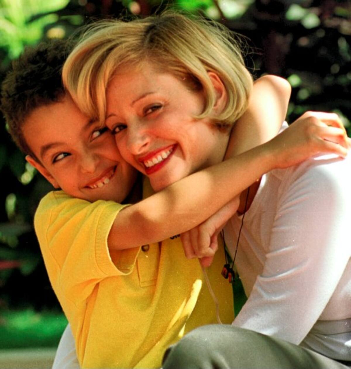Los abrazos no son exclusivos de las parejas. Padres e hijos se transmiten una gran conexión a través de este gesto de amor. ARCHIVO EL UNIVERSAL - ASOPRESS