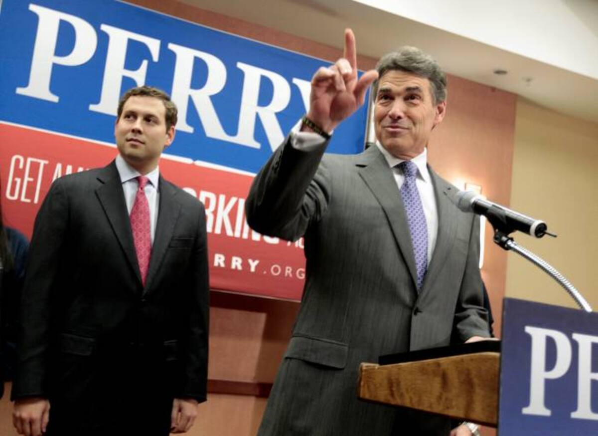“Llegué a la conclusión de que no hay un camino viable para mí en esta campaña de 2012 para la presidencia de Estados Unidos. Por lo tanto, suspendo hoy (ayer) mi campaña”, dijo Rick Perry. En la foto lo acompaña su hijo Griffin. AFP