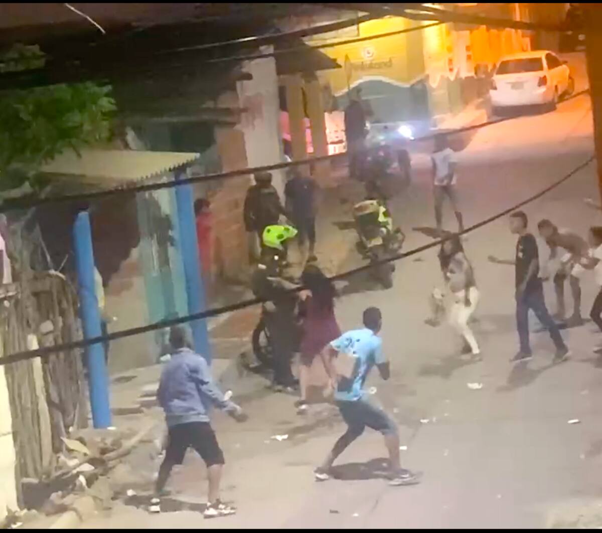 Varias mujeres participaron de la batalla campal que se registró la madrugada de este domingo en Puerto Colombia, donde una persona resulto muerta y otra detenida.//Cortesía.