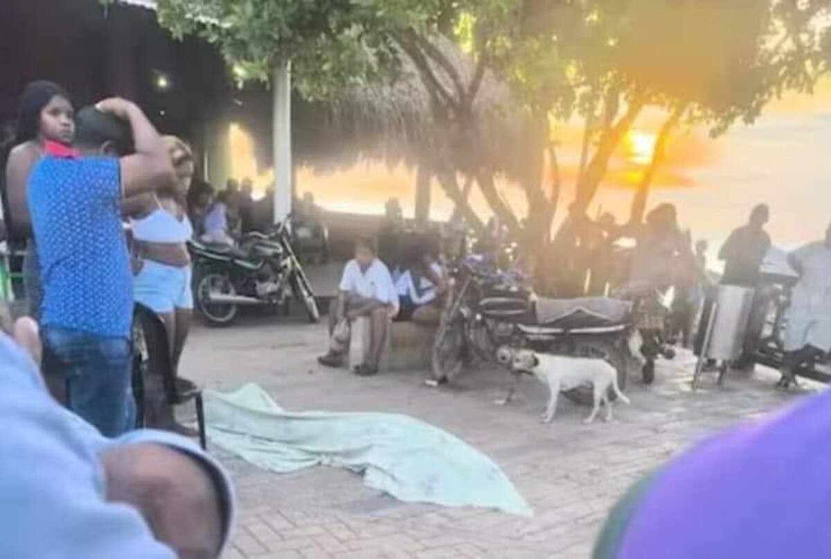 Dos hombres fueron asesinados a bala y otro murió al ser golpeado por la turba luego de una pelea de gallos.
