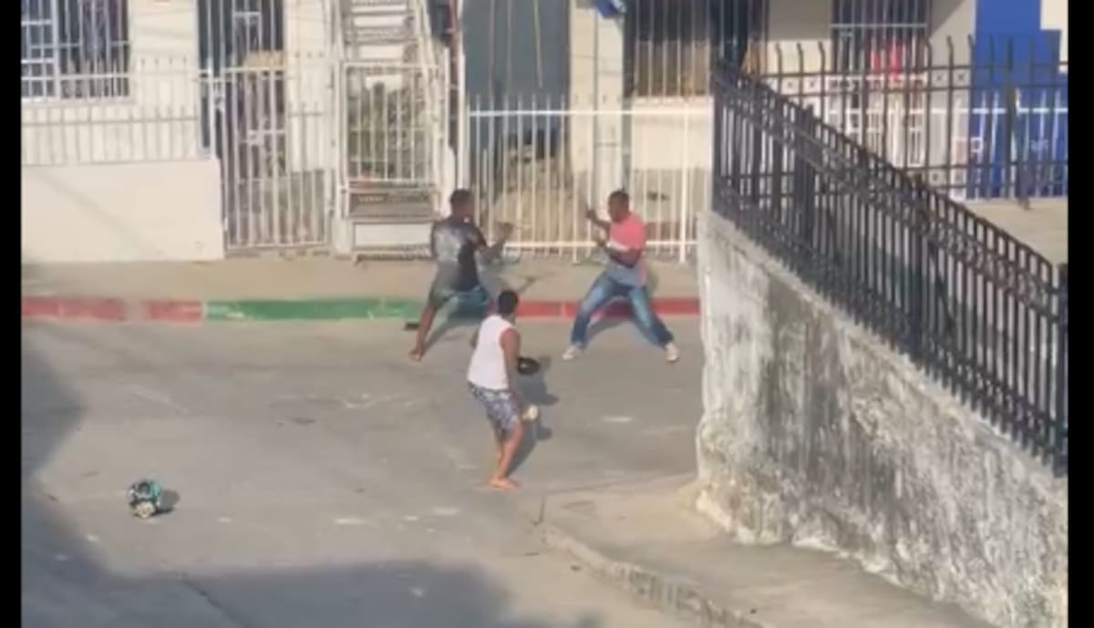 Un hombre gravemente herido y dos capturados dejó una violenta riña en el barrio La Campiña, de Cartagena. //FOTO CAPTURA DE VIDEO.