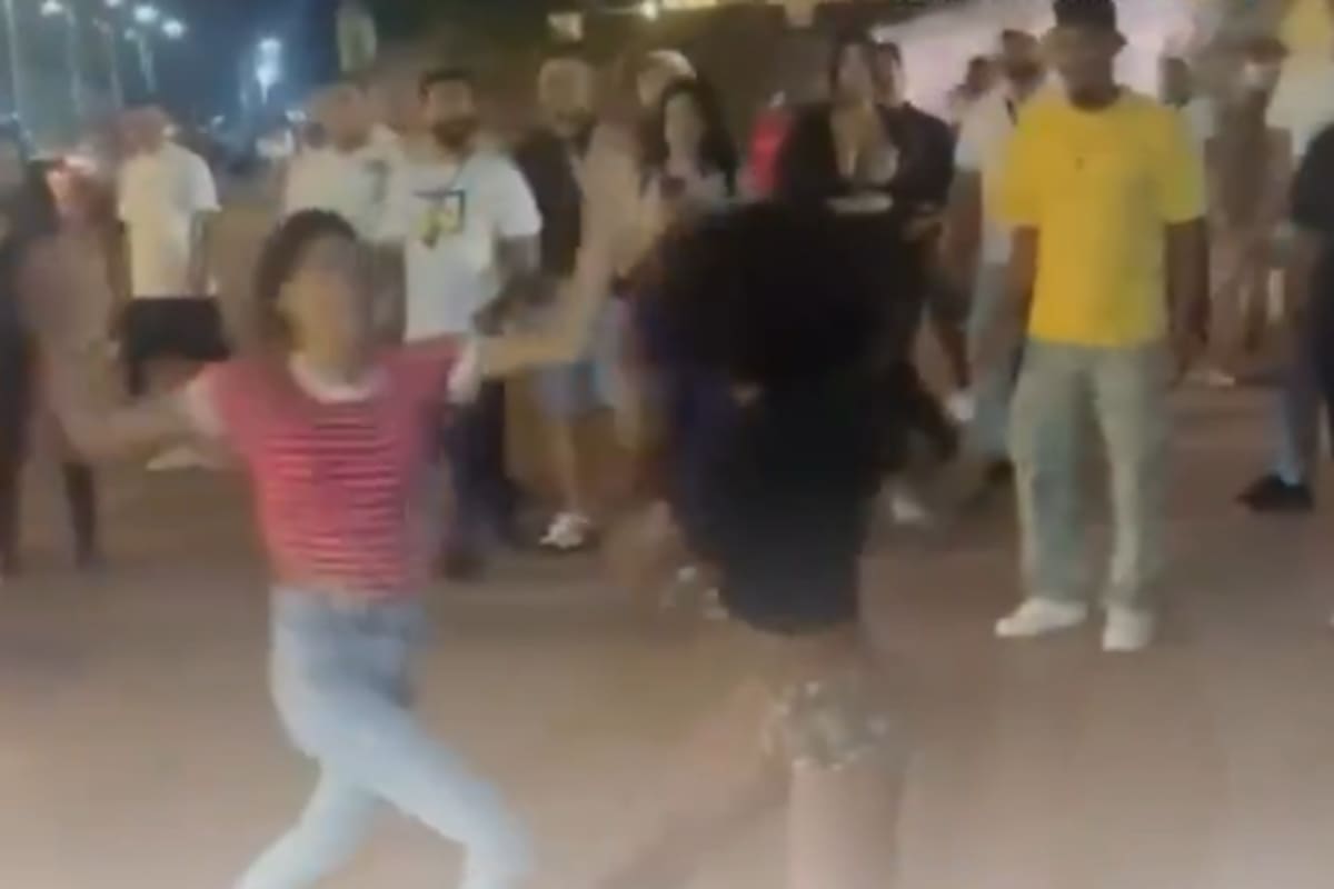 Video: riña entre dos mujeres frente a la Torre del Reloj terminó en comparendos