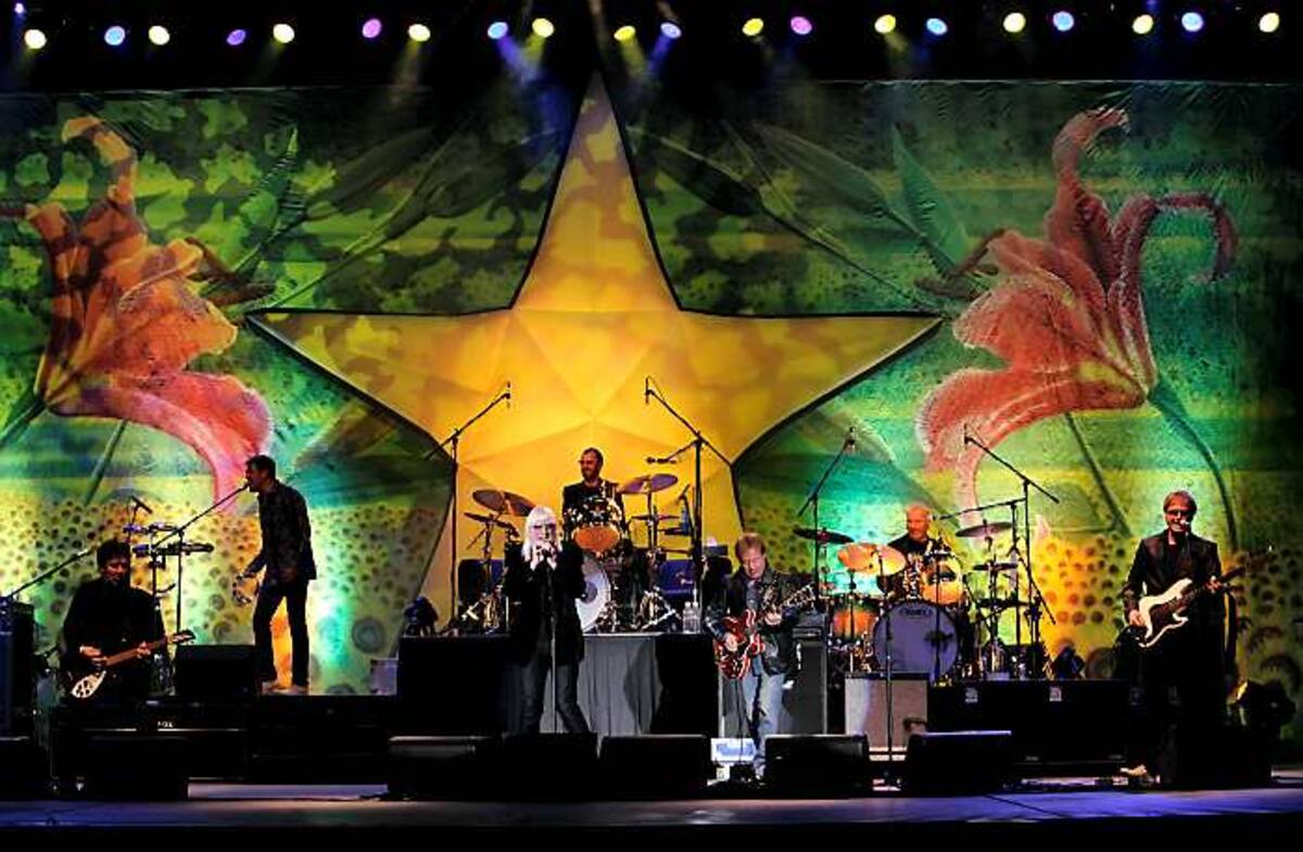 Bajo el lema de “cada persona en el escenario es una estrella por sí misma”, el legendario músico británico presentó a su agrupación conformada por Edgar Winter, Gary Wright, Mark Rivera, Richard Page, Wally Plamar, Rick Derringer y Greg Bissonette. FOTOS MARCO UGARTE- AP